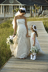 新娘和鲜花女孩走路图片