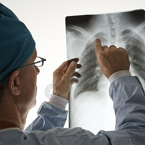 医生阅读X光中年保健放射科医疗卫生正方形照片男性男子骨头图片