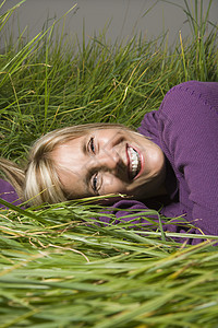 躺在草地上的女人女性照片妇女金发场地中年女士眼神图片素材
