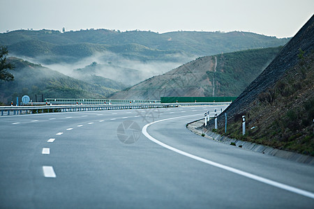 道路转弯主路山路分割条路线天空山顶方式汽车旅程交通图片