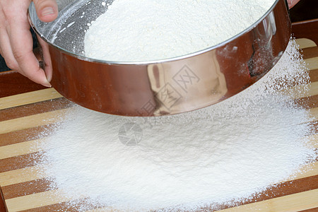 切面粉筛子家庭面包师烹饪白色宏观金属粒子用具木板图片