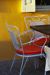 露天咖啡厅黄色座位街道城市红色咖啡咖啡店背景图片