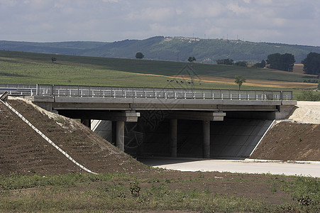 高速公路护卫车航程天气天空地平线天堂场景蓝色速度旅行路线图片