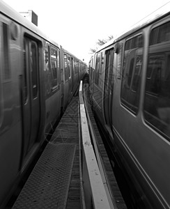 移动列车场景交通工具城市高峰铁路线运动车站火车高架速度图片