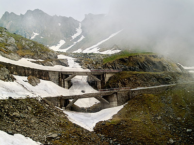 山坡悬崖缠绕岩石旅行薄雾荒野林地旅游环境危险远足图片