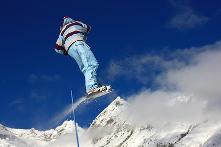 滑雪运动员在空中跳跃高空青少年冻结冒险娱乐滑雪者季节天空木板特技蓝色图片