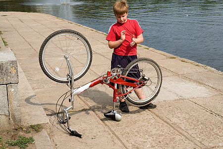 男孩修自行车孩子男孩们幸福男性童年活动手套微笑车轮行动快乐高清图片素材