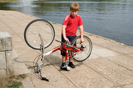 男孩修自行车男孩们扳手踏板活动码头衣服童年学习安全微笑链高清图片素材