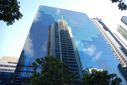 摩天大楼的反射办公室窗户经济建筑学进步城市气势商业蓝色天空背景图片