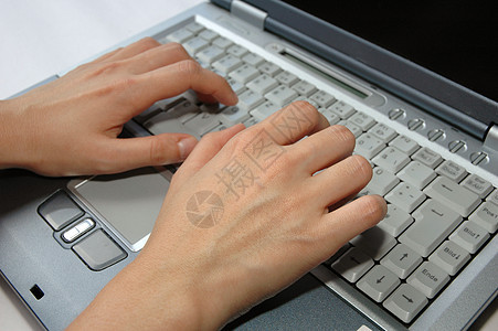 笔记本电脑上的手指技术女性女士工作互联网写作键盘商业背景图片