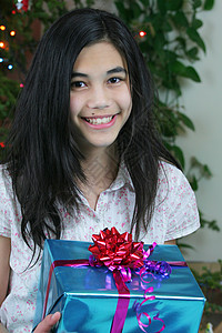 带礼物的少女女孩庆典鞠躬季节微笑混血孩子们包装纸青少年派对盒子图片