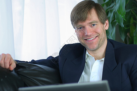 英俊商务人士互联网白色男人笔记本胡须男性套装商务人士服装背景图片