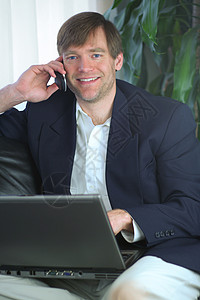 英俊商务人士胡须男性商务崎岖互联网男人电脑套装微笑手机背景图片