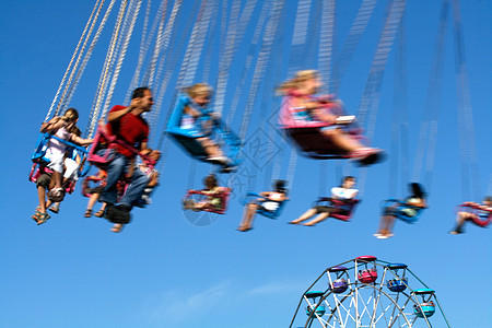 苏默公园椅子吸引力木马蓝色闲暇游乐场乐趣天空公园重力图片