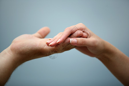 双手指导帮助身体朋友希望手势团队自由概念服务图片