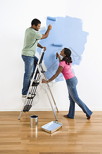 几幅墙壁蓝色的画滚筒家装两个人男人女士团队男性绘画照片梯子图片