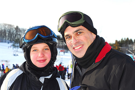 家庭滑雪下坡男性女孩青少年滑雪板假期孩子们父亲活动孩子背景