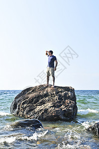 人类被困在海洋中的岩石上帮助男性寂寞海难石头灾难成人救援孤独巨石图片