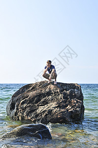 人类被困在海洋中的岩石上孤独海难男性救援成人灾难流浪帮助巨石石头图片