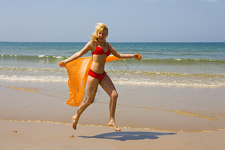 女孩跑在海滩上女士太阳喜悦海洋女性背景图片