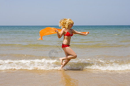 女孩跑在海滩上海洋女士太阳喜悦女性背景图片