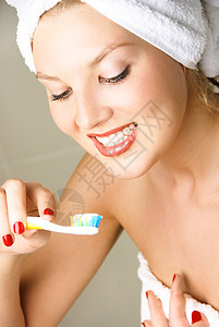 青年妇女刷牙牙刷毛巾茶点保健快乐女士预防福利牙膏女性图片