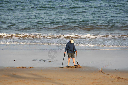 宝藏猎人设备淘金者探测金属日落海滩男人电子图片