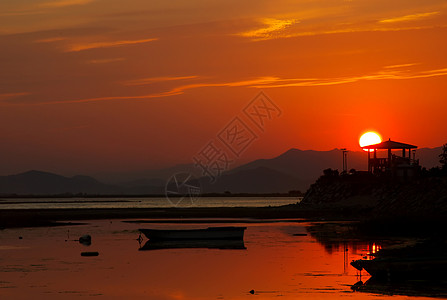 了望亚洲日落旅游太阳海洋球体海岸线游客海滩天空反思海岸背景