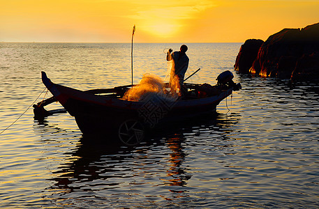 船上有渔网的渔民钓鱼海浪海滩橙子杂草皮艇波纹热带旅游渔夫图片