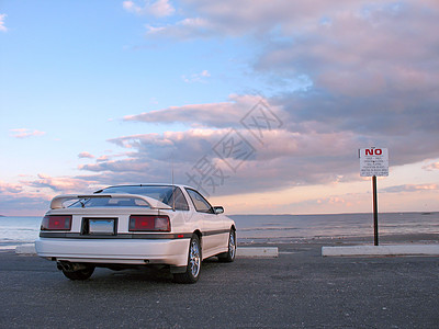 白色运动车奢华旅行天空乐趣车轮海滩日落海岸线假期运输图片