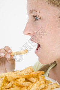 年少女孩吃薯条高清图片