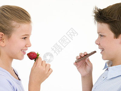 姐姐吃草莓 兄弟吃巧克力吧 吃草莓两个人男性微笑糖果水果小吃食物糖果条小男孩情感图片