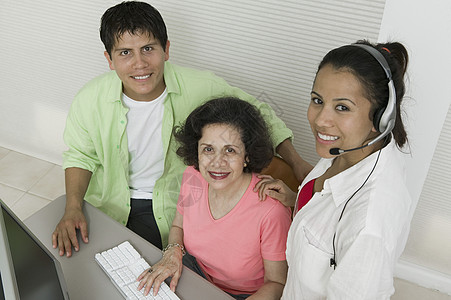 计算机人员眼神设备技术用户代表女性成年人障碍音响商业图片