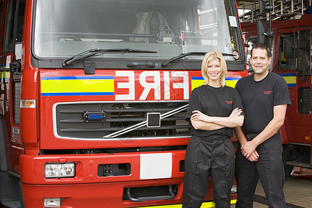消防员站在消防机旁边的纵火者肖像女性好榜样同事中年人情况两个人伙伴水平消防消防车图片
