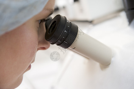 胚胎学家把精子添加到蛋里显微镜女子医师科学不育症怀孕治疗女性卵子中年图片
