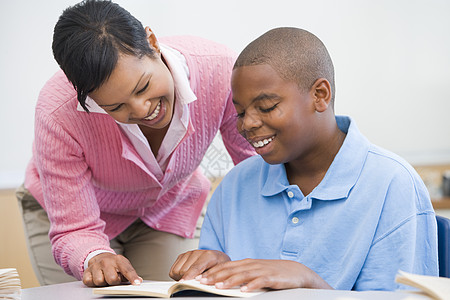 帮助小学生的小学教师人数青春期男生阅读拉丁学生桌子孩子们中年种族班级图片