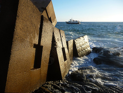 不寻常的海上防卫防御岩石侵蚀海岸天空积木液体生态假期场景图片