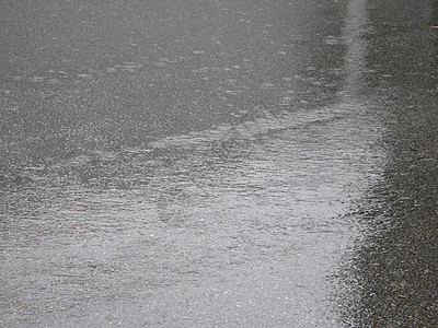 街道上的雨滴图片