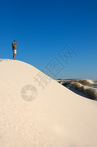 一个人在沙漠中探险图片