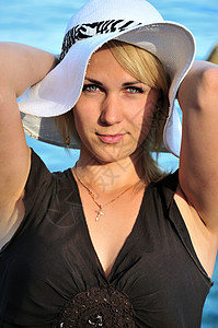 戴帽子的妇女海滩微笑人脸假期享受女性旅行太阳头饰稻草图片