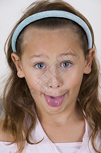 小女孩露出她的舌头图片