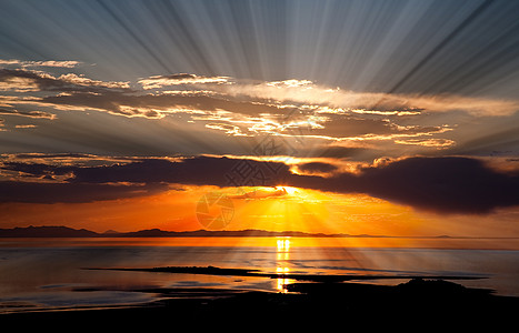 大盐湖多彩的日落阳光戏剧性光束反射太阳光地平线射线踪迹天空城市图片