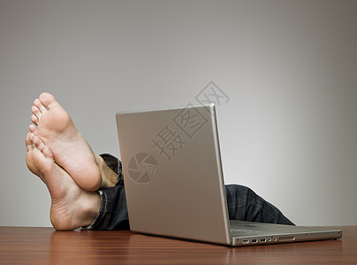 懒惰商务人士成功双脚赤脚技术上班族水平脚踝电脑阶层经理图片