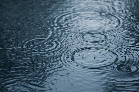 雨滴宏观涟漪波纹蓝色雨量水坑风暴池塘反射天气高清图片