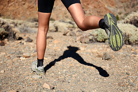 正在运行的轨迹女性女士赛跑者跑步慢跑娱乐成人慢跑者身体运动员图片