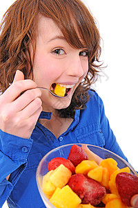 年轻妇女吃水果沙拉热带饮食女士食物女孩青少年小吃女性勺子营养图片