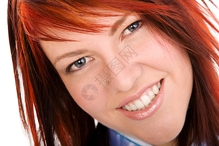 一位年轻红发女青年的近视肖像图片