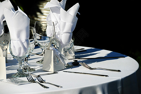 华丽的晚餐布置水晶餐刀婚宴餐巾纸设置银器器皿酒杯派对餐桌图片