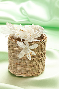配件白色玫瑰柳条丝绸盒子背景图片
