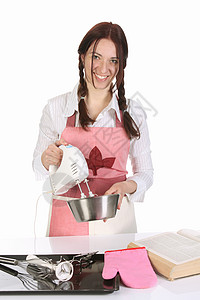 美丽的家庭主妇准备厨房搅拌机打浆机烘烤食物饼干美食烹饪混合器围裙女士快乐图片